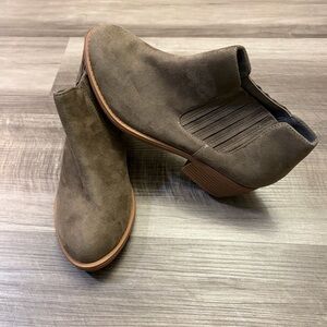 Echo Bay women's Marty Charcoal Finger Gore Boot Grey size 7.5